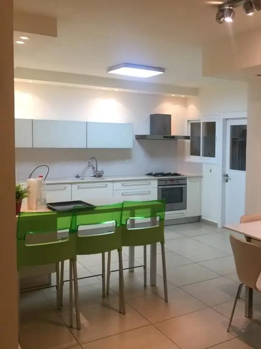 מטבח ופינת אוכל מוארים אחרי שיפוץ